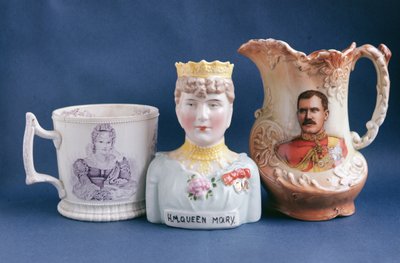 Objets commémoratifs dont un vase en mémoire de la reine Mary (1867-1953) (centre) milieu du 20e siècle - English School